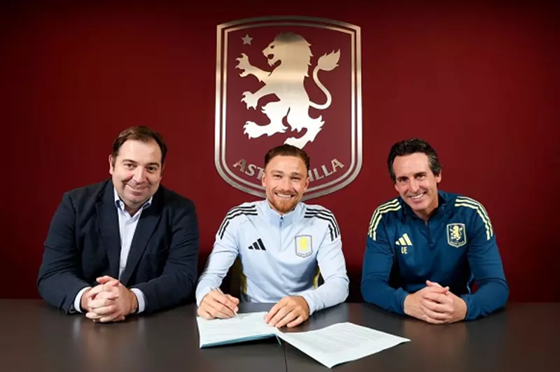 رسميا.. أستون فيلا يعلن تجديد عقد ماتي كاش