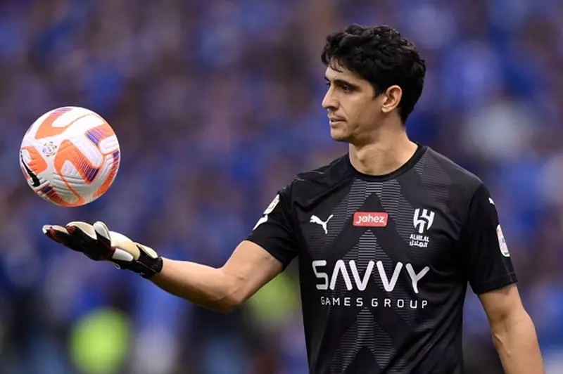 حل فرنسي.. كيف ينهي الهلال أزمة بونو الأفريقية؟